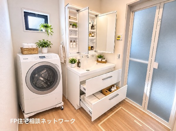 ゆとりある広々とした洗面スペースは、忙しい朝も家族が快適に身支度できる心地よい空間。毎日の暮らしに便利さとゆとりをもたらします。