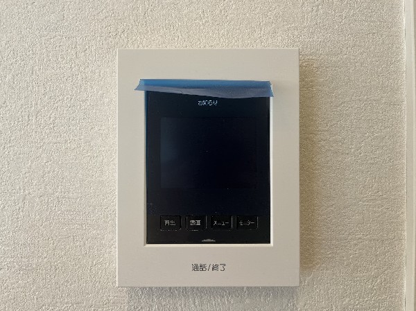 【TVモニター付インターホン】モニター付インターホンが標準仕様です。不安になりがちな防犯面。目で確認できるからあんしんです。