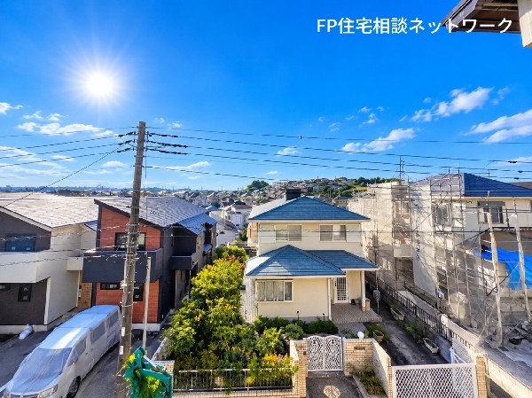外観:【眺望】  青空が広がる開放感たっぷりのバルコニー。洗濯物やお布団を気持ちよく干せるだけでなく、爽やかな風を感じながら気分転換も楽しめます。