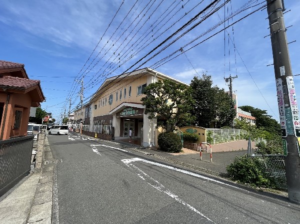 周辺環境:ひばり幼稚園 (教育方針は「丈夫な子・やさしい心・よく考えさいごまで頑張る子」園児数約560人と大きな規模の幼稚園です。)