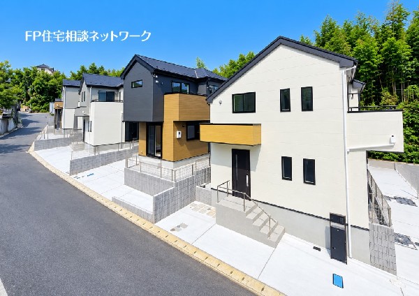 外観:【類似外観同仕様】施工例のため分譲中の建物とは外壁、屋根開口部等の形状・仕様が異なります。