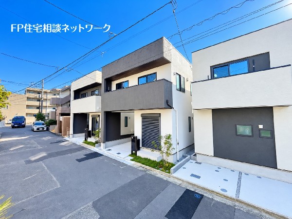 外観:【類似外観同仕様】施工例のため分譲中の建物とは外壁、屋根開口部等の形状・仕様が異なります。