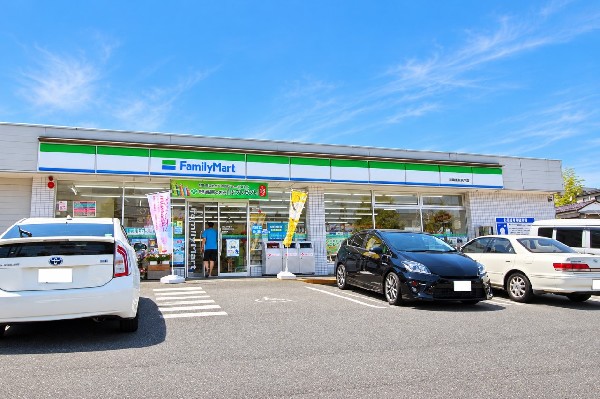 周辺環境:ファミリーマート川崎宮前南平台店(コンビニが近いのは何かと助かります。いまや買物だけではなく、行政、銀行、民間サービス等、日常生活に深く関係する最重要施設。)