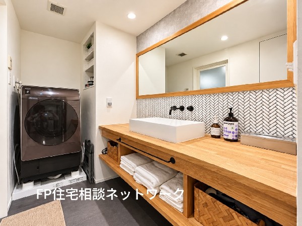 木の温もりを感じる造作カウンターと、おしゃれなタイルが魅力の洗面空間♪広々としたカウンターは身支度にも便利！（家具、小物等は含まれません）