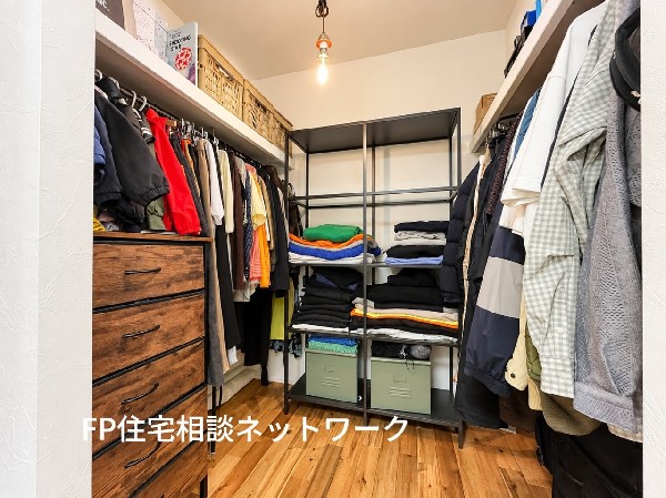 衣類や小物をすっきり整理できる、収納力豊富なウォークインクローゼット。ハンガーパイプや棚を備え、洋服から季節用品まで効率よく収納可能。（家具、小物等は含まれません）