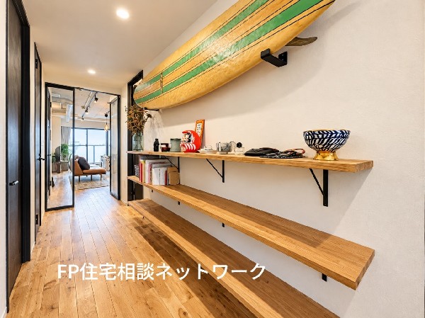 木の温もりを感じるフローリングと、壁面のオープン棚が印象的な廊下。お気に入りの雑貨や小物を飾りながら、インテリアを楽しめる空間です。（家具、小物等は含まれません）
