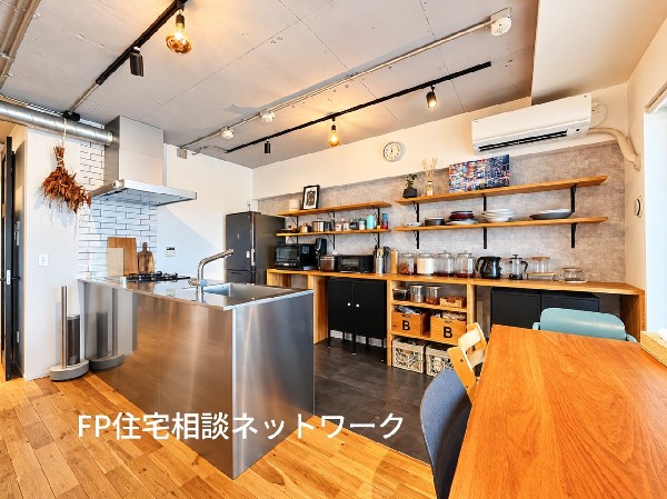こだわりのリノベーションが光る、おしゃれなキッチン空間♪木の温もりを感じるカウンターと開放的なオープン収納が魅力！（家具、小物等は含まれません）