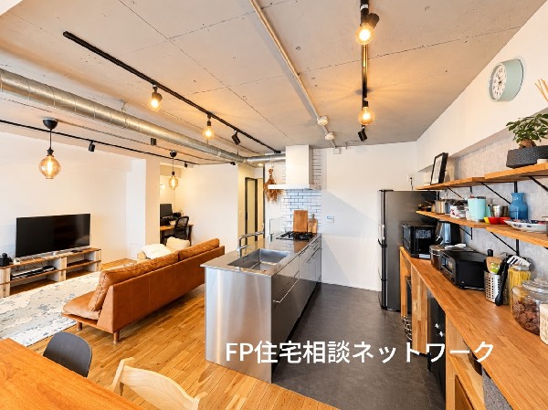 開放的なLDKを見渡せる、おしゃれなオープンキッチン♪木の温もりと洗練されたデザインが調和し、カフェのような雰囲気が魅力！（家具、小物等は含まれません）