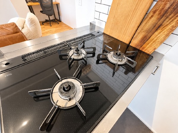 【ガスコンロ】スタイリッシュなブラックカラーが印象的なガスコンロ。複数の料理を同時に進められる3口タイプで、毎日の調理もスムーズに♪