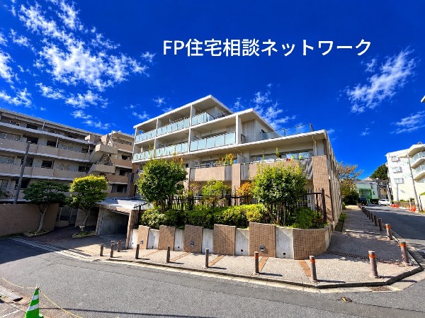 外観:青空に映える落ち着いた色合いの外観が印象的なマンション。敷地内には豊かな植栽が施され、緑に囲まれた穏やかな雰囲気が魅力です。