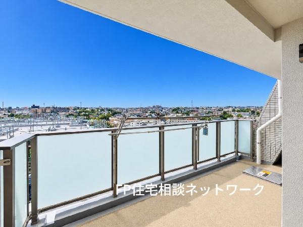 外観:青空と開放的な眺望が広がる、気持ちの良いバルコニー。視界を遮る建物が少なく、遠くまで見渡せる景色が魅力です。
