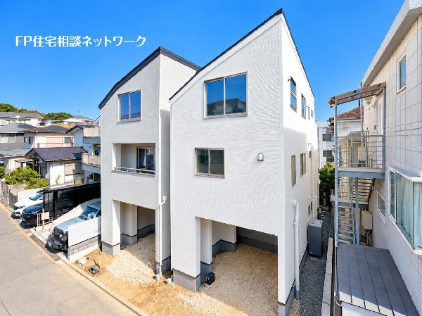 外観:横浜市営地下鉄グリーンライン「高田」駅徒歩4分！駅近の利便性と落ち着いた住環境を兼ね備えた、スタイリッシュな新築戸建。