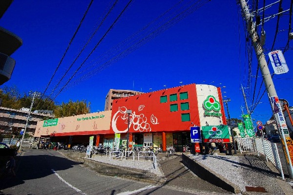周辺環境:スーパー三徳高田店　(営業時間は9：30～22：00までで、駐車場は58台完備されています。)