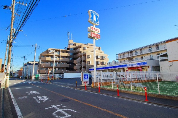周辺環境:ローソン高田西二丁目店(「マチのほっとステーション」をスローガンに掲げる通り、忙しい日々に「ほっ」とするひとときをもたらします。　)