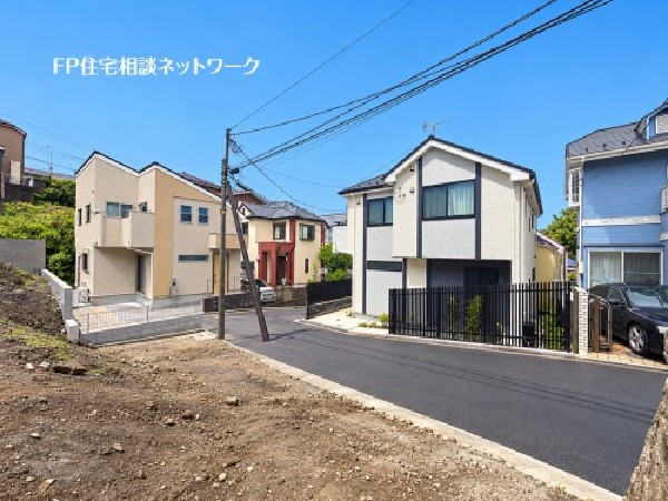 外観:東急東横線「白楽」駅徒歩12分！2階建ての住宅が建ち並ぶ、落ち着いた雰囲気の閑静な住宅街。穏やかな住環境が広がる、子育て世帯にもおすすめのロケーションです。