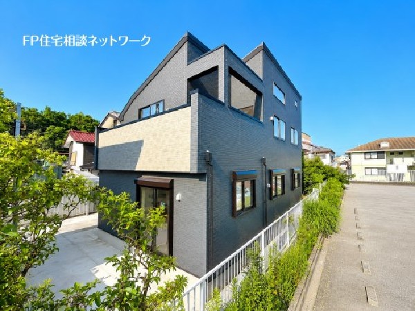 外観:【類似外観同仕様】施工例のため分譲中の建物とは外壁、屋根開口部等の形状・仕様が異なります。