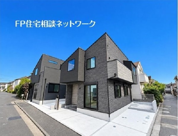 外観:【類似外観同仕様】施工例のため分譲中の建物とは外壁、屋根開口部等の形状・仕様が異なります。状・同仕様