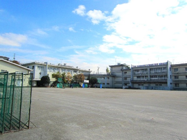 周辺環境:長沢中学校(学校教育目標は「自分を見つめよう、心身を鍛えよう、規律を守り、責任を果たそう、想像的な精神をみがこう」。)