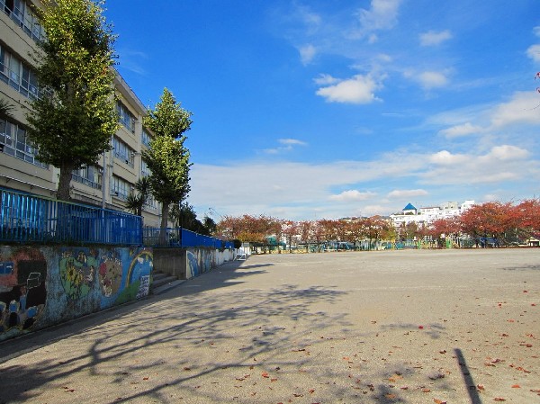 周辺環境:長沢小学校(教育方針は「自ら考え判断し、主体的に行動できる子、認め合い、励まし合い、させ合うやさしい子、苦手なことにも挑戦し、最後までやり遂げる子」。)