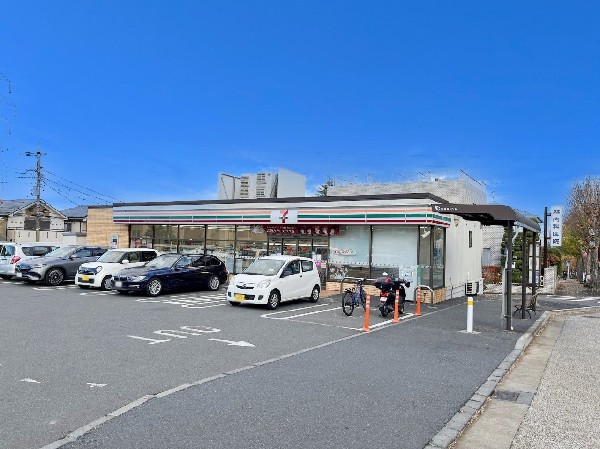 周辺環境:セブンイレブン横浜奈良北団地店　(セブンミールは大好評です。公共料金の支払いなど色々な用途があるコンビニは今や必須ですね)