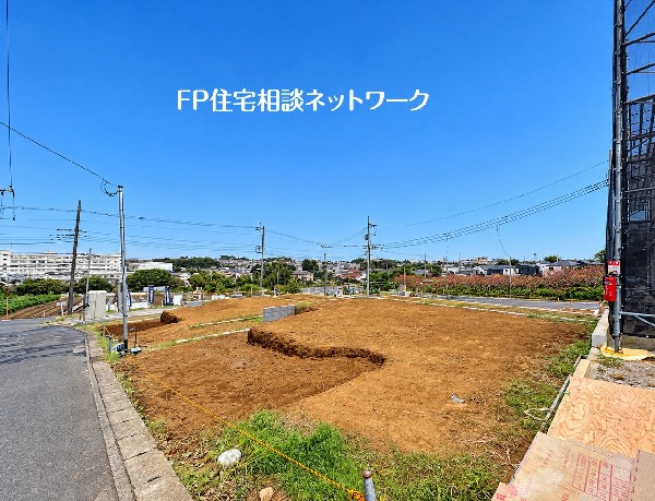 外観:空が大きく広がる現地から、周辺の街並みを望む眺め。敷地の形状や隣地との高低差など、図面だけでは分からない様子もご確認いただけます。