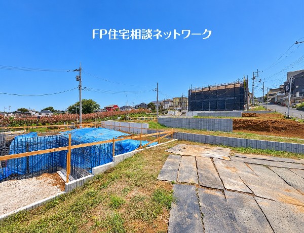外観:区画ごとの配置や道路との位置関係が分かりやすい現地写真。建物が並ぶ街並みを思い描きながら、住まい選びをご検討いただけます。
