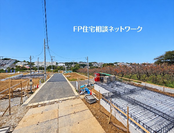 外観:基礎工事が進む現地では、建物を支える鉄筋の様子をご覧いただけます。完成後には見えにくい部分を、建築途中の今だからこそ確認できます。