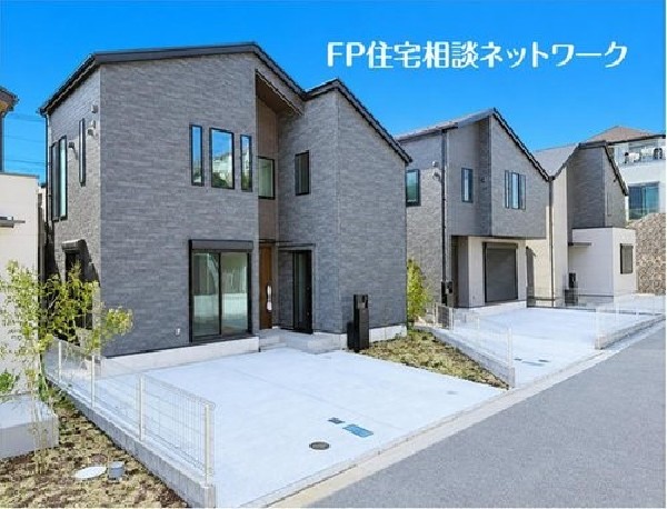 外観:【類似外観同仕様】施工例のため分譲中の建物とは外壁、屋根開口部等の形状・仕様が異なります。状・同仕様