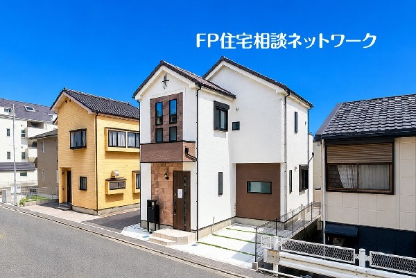 外観:四季の移り変わりを感じられる贅沢な環境。緑に恵まれたエリアで、毎日のお散歩も気持ちよさそうです。