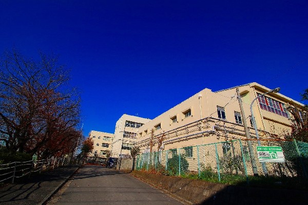 周辺環境:城郷中学校(学校教育目標は「志す・翔く・拓く」　昭和22年に開校し、2022年に75周年目を迎えた中学校です。)