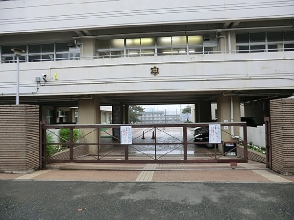 周辺環境:浦島丘中学校(昭和22年創立、各学年5～6クラスの綱島街道沿いにある中学校です。校庭が広く、部活も盛んです。)