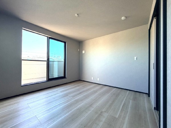 2面採光でお部屋の隅々まで明るい居室。バルコニーにも出られて、爽やかな風をたっぷりと取り込めます。