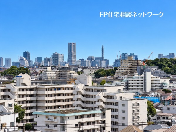 外観:青空の下に広がる街並みの先には、みなとみらいの景色。自宅から美しい眺望を一望できる贅沢なロケーション。