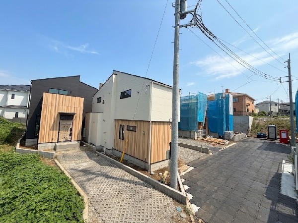 外観:多棟現場ですので、お子様の友達作りやご近所付き合いがしやすい環境です。開けた開放感溢れる立地。