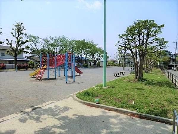 周辺環境:北八朔第二公園(青空の下で駆け回ったり、遊具で遊んだり、思い思いの遊びができます。春には綺麗な桜が咲きます。)