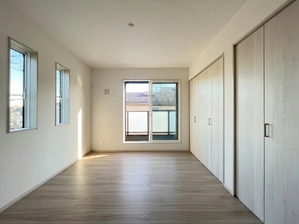 2面採光でお部屋の隅々まで明るい印象の居室。おひさまの光を、爽やかな風をたっぷりと取り込めます。