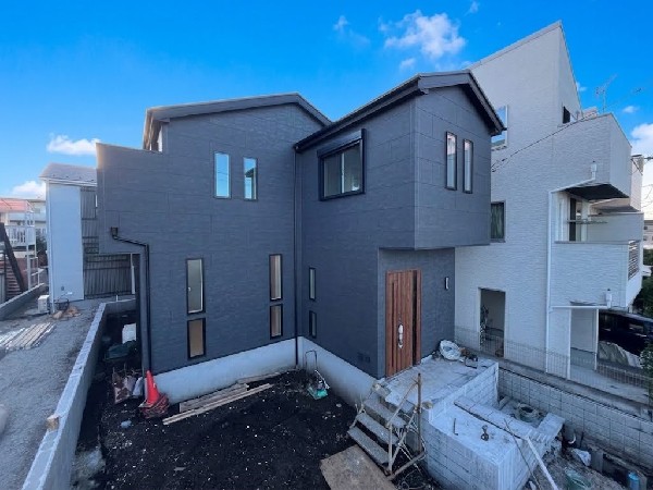 外観:閑静な住宅地に馴染む落ち着いた色合いの外観。長く愛着を持って住むからこそシンプルな色目に仕上げました。