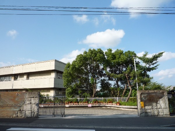 周辺環境:松本中学校(丘の上にある自然豊かな中学校。フラワーアレンジメント部や演劇部、女子サッカー部など部活動が充実。)