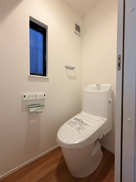 トイレは1階と3階に2カ所あります。朝の忙しい時間も慌てることなく使用できるので助かりますね。