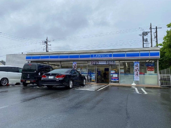 周辺環境:ローソン横浜霧が丘三丁目店(コーヒーやスイーツが人気のコンビニエンスストア。酒たばこ取扱い有。無料Wi-Fi有。)