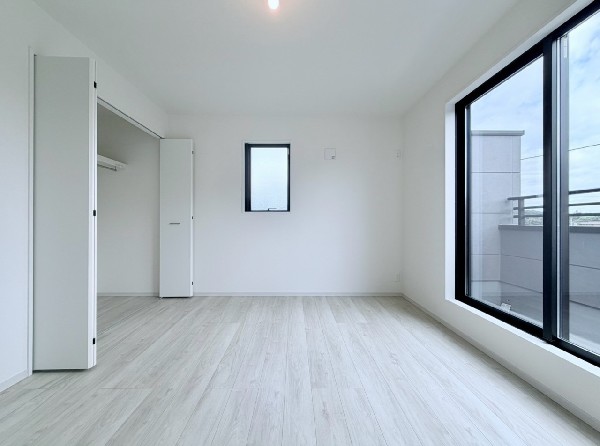 2面採光でお部屋の隅々まで明るい印象の居室。おひさまの光と爽やかな風をたっぷりと取り込めます。