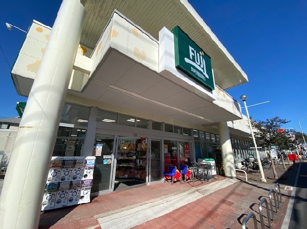 周辺環境:フジスーパー馬場店(ベーカリーの手作りパンが人気。酒の品揃え豊富。横浜野菜も取扱う。駐車場79台有。夜22時まで営業。)