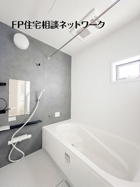 ゆったり入れる１坪タイプの浴室。雨の多い時季のお洗濯に重宝する浴室換気乾燥機付。追炊きオートバス付。
