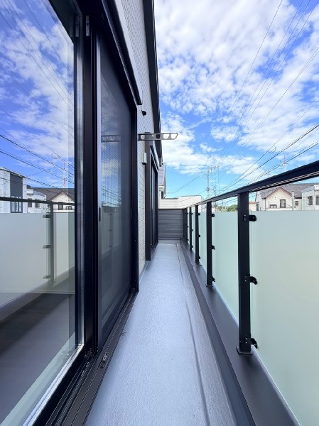 太陽の光と爽やかな風を受けたお洗濯物はあっという間に乾き、取りこむ時には太陽の匂いを感じられそう。  