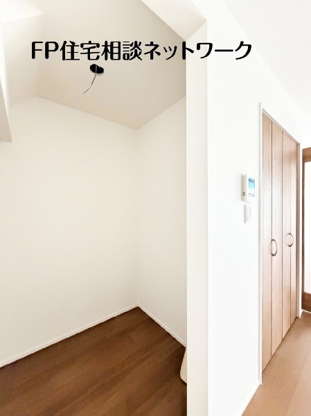 大容量のパントリー付きでキッチン用品やストック材料などが収納できます。まとめ買いの味方ですね。