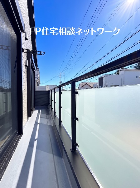 太陽の光と爽やかな風を受けたお洗濯物はあっという間に乾き、取りこむ時には太陽の匂いを感じられそう。  