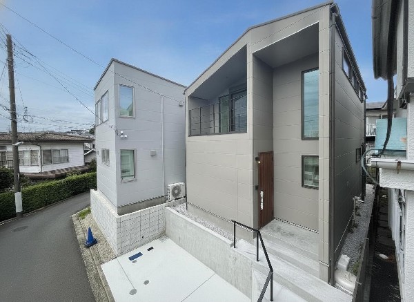 外観:一種低層住居専用地域内に位置しています。周囲には高い建物がなく、落ち着きある住宅街です。  