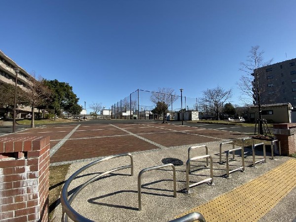 周辺環境:新鶴見公園(芝生の広場やアスレチック遊具、ロング滑り台、健康器具、野球などができる広いグラウンドを有する大型公園。)