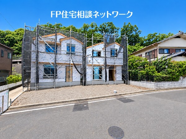 外観:前面は幅6ｍの公道。車通りが少なく、十分な広さがあるので車のすれ違いもらくらく。駐車もしやすいですね。