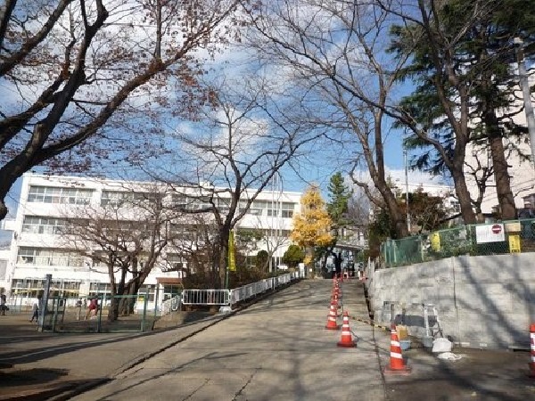 周辺環境:菊名小学校(昭和26年創立、坂の上にある小学校。マーチングバンドは関東大会金賞、全国大会にも出場するほどの実力。)